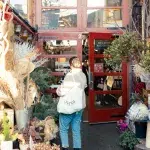 Eingang vom Public Market, wo eine Frau vor der Tür steht