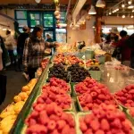 Himbeeren und Brombeeren an einem Obststand