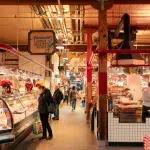 Gang im Public Market auf Granville Island in Vancouver