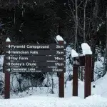 Beschilderung zu verschiedenen Sehenwürdigkeiten im Wells Gray Park