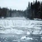 Wasser des Murtle River, das über die 90 Metern breiten Wasserfälle der Dawson Falls fließt