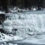 Wasser des Murtle River rauscht über alte Lavaformationen an den Dawson Falls