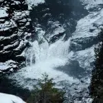 Wasserbecken vom Helmcken Falls, der einen kleinen Wasserfall hat