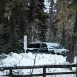 Auto am verschneiten Parkplatz an den Helmcken Falls