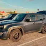 Seitenansicht eines Jeep Renegade, ein perfekter Mietwagen Mallorca Geheimtipp für Abenteuer im Tramuntana-Gebirge.