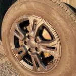 Detailaufnahme eines Reifens des Jeep Renegade – Robustheit und Sicherheit für deinen Mietwagen Mallorca Geheimtipp.