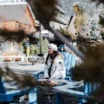 Frau sitzt auf einem blauen Stuhl an einer Feuerstelle in der Innenstadt von Banff