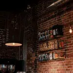 Regal mit Kaffeetüten im Calgary Heritage Roasting Company