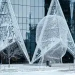 Wonderland Sculpture vor einem verglasten Gebäude in Downtown