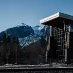 Blick auf das Gebäude des Elevation Place mit Schnee bedeckten Bergen im Hintergrund