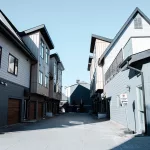 Gasse zwischen zwei Häuserreihen