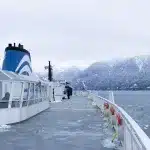 Oberdeck einer BC Ferries Fähre mit verschneiten Bergen im Hintergrund auf der Überfahrt nach Vancouver Island.