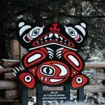 Kunstwerk der T’Sou-ke Nation von Künstlerin Shelley Davies, aufgestellt im winterlichen Wald.