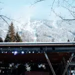 Eislaufbahn am Olympic Plaza in Whistler im Winter bei Schnee