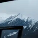 Verschneite Bergkette aus einem Helikopter heraus