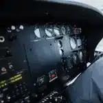 Blick ins Cockpit eines Helikopters