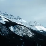 Verschneite Berggipfel auf dem Highway 11