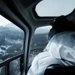 Blick auf Mann auf dem Front Seat während eines Helikopterflugs