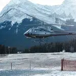 Helikopter startet gerade vor einer Bergkulisse