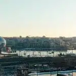 Markantes Kuppelgebäude der Science World Vancouver direkt am Wasser vor der Skyline von Vancouver Downtown