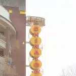 Schild an einem Gebäude mit der Aufschrift Chinatown
