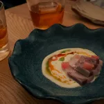 Essen auf einem Teller und Drinks im Torafuku