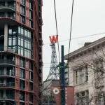 Woodwars Zeichen auf einem Mast in Downtown in Vancouver