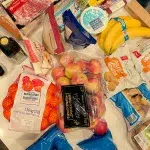 Supermarkteinkauf mit Gemüse, Chips, Obst und Fleisch