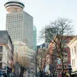 Blick auf den Vancouver Lookout und die Steam Clock