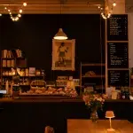 Theke und Innere des Cafés Nelson the Seagull