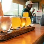 Bierverkostung in der R&B Brewing mit verschiedenen Biersorten in Gläsern