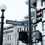 Straßenschild der Government Street in Victoria, BC, mit moderner Architektur im Hintergrund