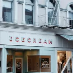 Charmante Eisdiele 'Better Acres Ice Cream' in einem historischen Gebäude in Victoria, BC.
