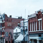 Historische Backsteingebäude im Market Square von Victoria, British Columbia, mit alten Schildern und Geschäften.