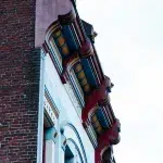 Traditionelle chinesische Architektur in Victorias Chinatown mit farbenfrohen Dachverzierungen.