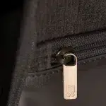 Makroaufnahme eines Reißverschluss-Zippers mit eingraviertem Logo im Inneren des Level8 Koffers.