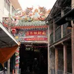 Kunstvoller Eingang in Talat Noi