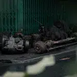 Motorteile vor einer Werkstatt