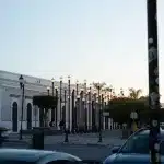 Plaza Constitución in La Paz am frühen Abend mit der auffälligen Lichtinstallation aus dutzenden Laternen in Reih und Glied.