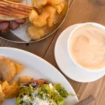 Frühstück mit Brot, Kartoffeln und Kaffee in der Paradiso Bakery