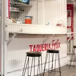 Barstühle in der Taqueria Felix