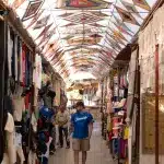 Mann läuft über den überdachten Cielito Lindo Market