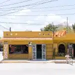 gelbes, veganes Restaurant an einer Straßenecke