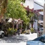 Blick auf Restaurants und Boutiquen