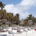Strandliegen in einem Beachclub am Playa Paraiso in Tulum