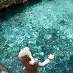 Blick auf das türkisblaue Wasser einer von vielen Cenoten auf der Yucatán Halbinsel in Mexiko