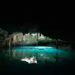 Blick auf das blaue Wasser in der Höhle der Cenote Chen-Ha