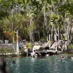 Steg und Sprungbrett, wo Menschen sind, an der Cenote Corazon del Paraiso