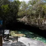 Blick auf die Cenote Mariposa umgeben von Felsen