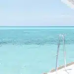 Blick auf das türkisblaue Meer von einem Boot aus